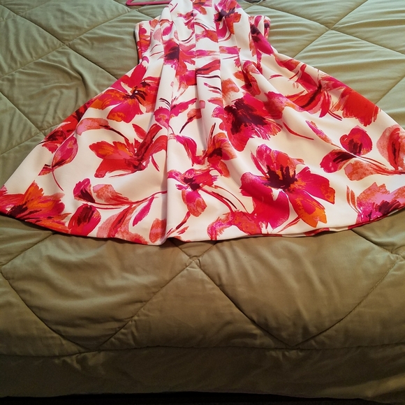 Vince Camuto Dresses & Skirts - Beautiful knee length Vince Camuto dress